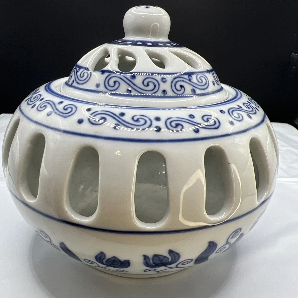 Bombay Company Blue & White Porcelain Chinoiserie Potpourri Tealight Incense Jar